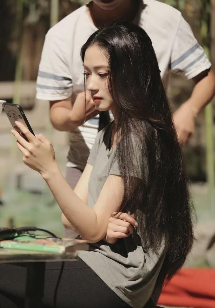 凭孕照火出圈,人淡如菊却形成独立派系,男女通杀的新顶流?!