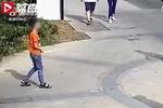 男孩路边踢球砸中女子,被其男友一脚踹倒