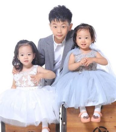 奥运冠军杨威一家五口罕同框，儿女双全太幸福，双胞胎女儿差异大
