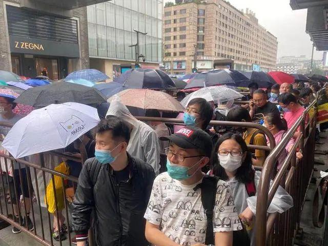 数百人通宵冒雨排队只为买乐高，一顾客狂买9套被人搀着去付款…