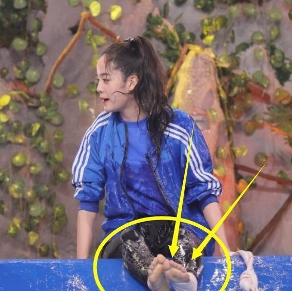 欧阳娜娜脱鞋玩“水滑梯”，看到她的白袜子，网友：没洗过吗？