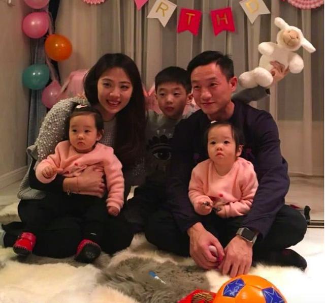 奥运冠军杨威一家五口罕同框，儿女双全太幸福，双胞胎女儿差异大