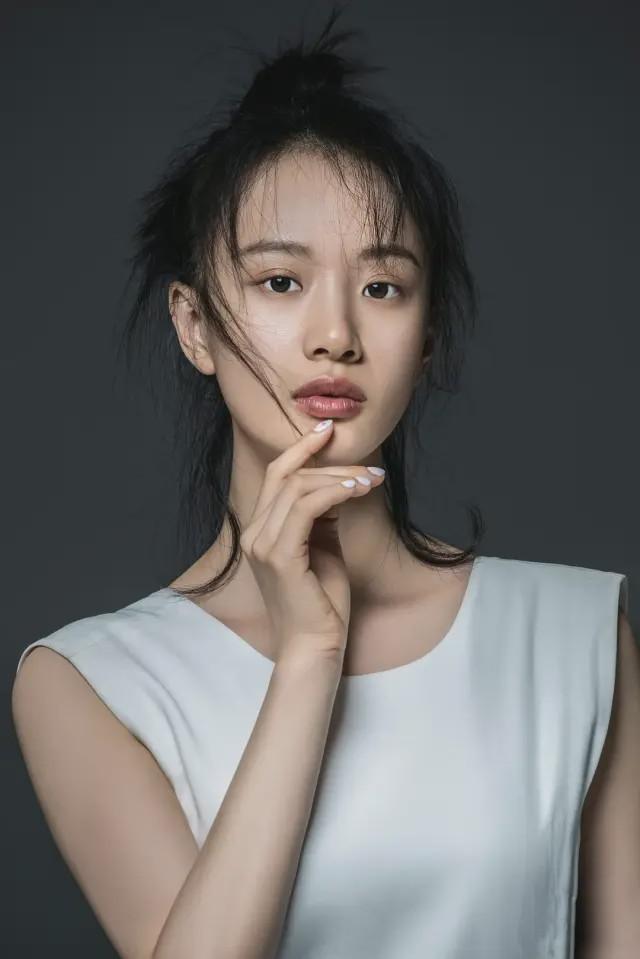 凭孕照火出圈,人淡如菊却形成独立派系,男女通杀的新顶流?!