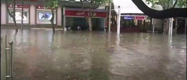 湖北宜昌突遭暴雨袭击，武警消防官兵出动救灾