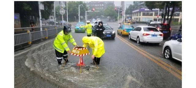 湖北宜昌突遭暴雨袭击，武警消防官兵出动救灾