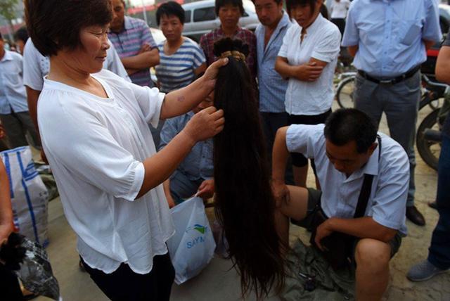 在农村，常有商贩来高价“收头发”，这其中有什么套路？