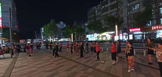 长沙某社区的广场舞团队,螳螂财经摄