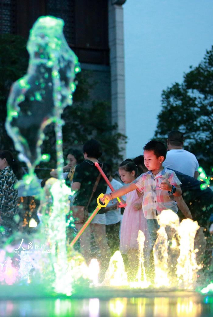 江苏扬州：喷泉戏水享夏日清凉