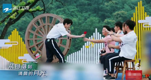 《奔跑吧》蔡徐坤把玫瑰花递给沙溢，谁发现baby的举动？