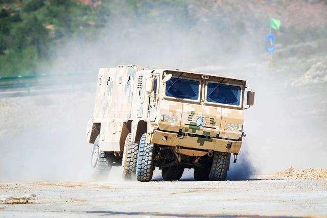 央视：中国又一款新型装甲运兵车正式服役，陆上移动的碉堡
