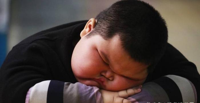世界上最胖小孩，两年瘦下200斤，如今的模样让人心疼