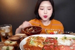 韩国女吃货,吃三文鱼,芝士猪排,面条,发出咀嚼音