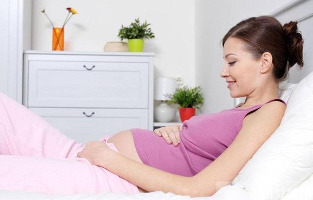 胎儿是如何“吃饭”长大的？孕妈进食后，宝宝有在抢夺营养吗？
