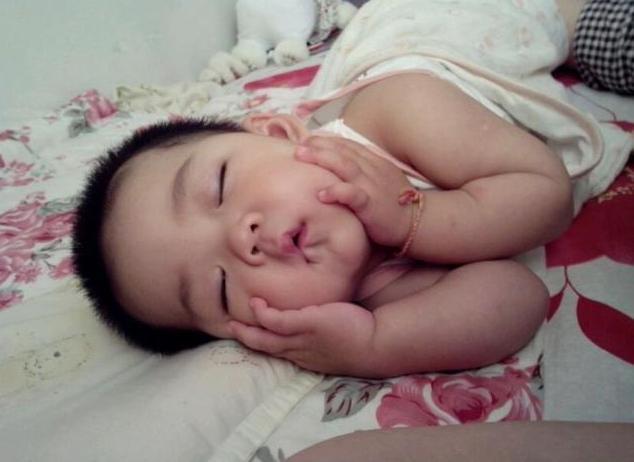 宝宝的3个睡眠习惯，证明孩子大脑发育良好，家长不妨对坐看一看