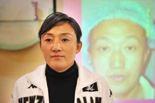 举重冠军49岁现状，整容变女性化，被教练骗吃营养药无法生育