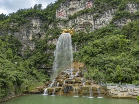 悬崖上的独特景观，贵州一个小县，用12吨黄铜建巨型“水龙头”