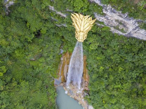 悬崖上的独特景观，贵州一个小县，用12吨黄铜建巨型“水龙头”