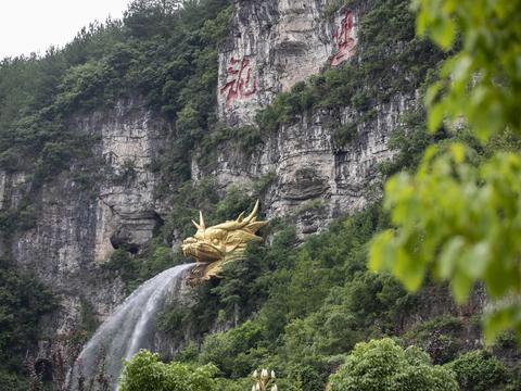 悬崖上的独特景观，贵州一个小县，用12吨黄铜建巨型“水龙头”