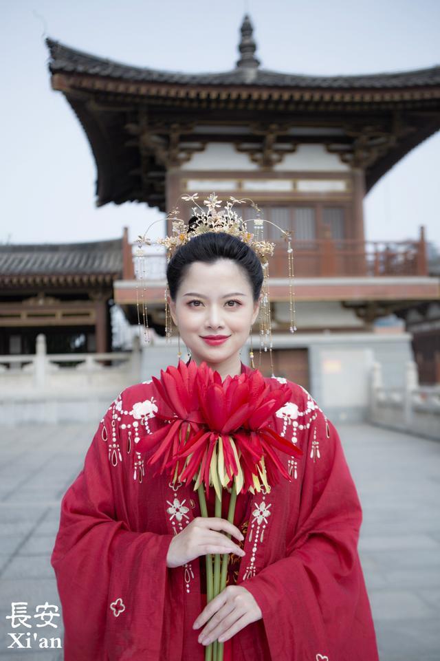 颜华在海外发布汉服照片 传播中华传统文化