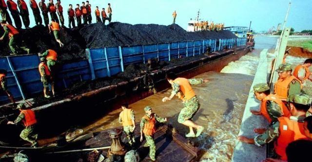 1998年九江决堤，装满石头的卡车瞬间冲走，他们义无反顾冲进洪水