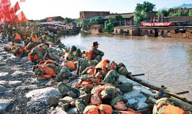 1998年九江决堤，装满石头的卡车瞬间冲走，他们义无反顾冲进洪水