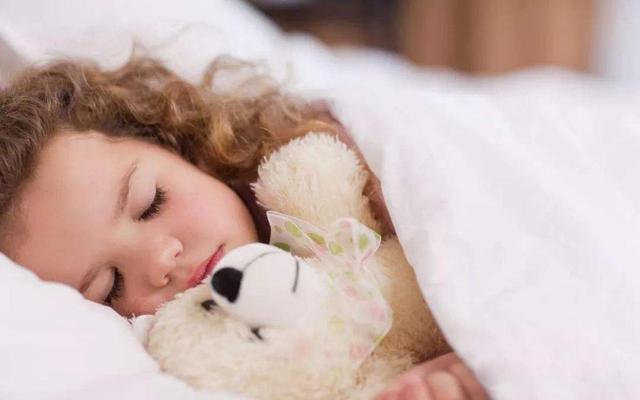 晚睡晚起对身体健康不利，孩子的睡眠，完全取决于大人的选择