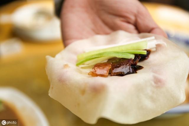 吃北京烤鸭 上半场吃烤鸭肉 下半场吃鸭架 你吃对了吗？