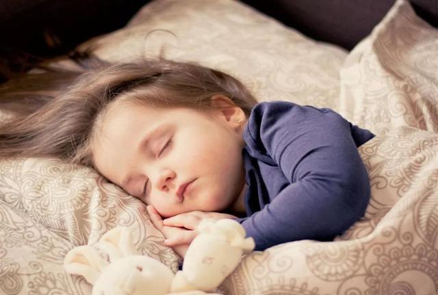 晚睡晚起对身体健康不利，孩子的睡眠，完全取决于大人的选择
