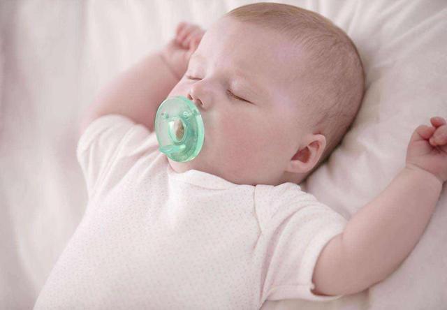 宝宝吃夜奶，次数不是越多越好，不然会危及健康