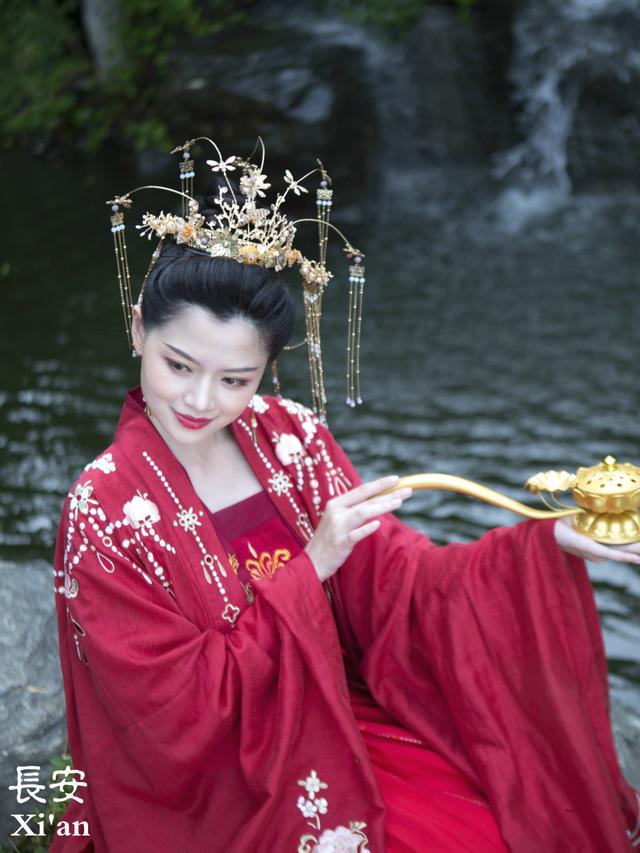 颜华在海外发布汉服照片 传播中华传统文化