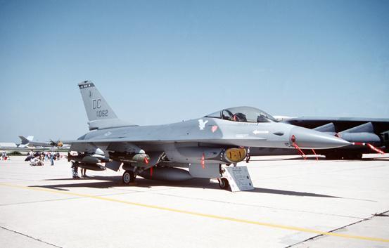 7周摔7架！美军又坠毁一架F-16,这款战机界的“常青树”也老了？