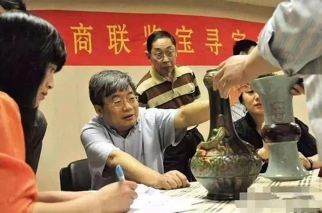 河南兄弟上鉴宝节目，被专家17万骗走乾隆真迹，转手卖出8736万