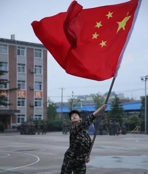 张艺凡大学军训照被疯传，站军姿却白到发光，扬旗的样子太帅了