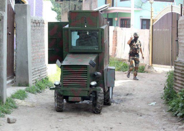 太搞笑！印军出动装甲拖拉机，增援山谷战，网友：想要萌死人吗？