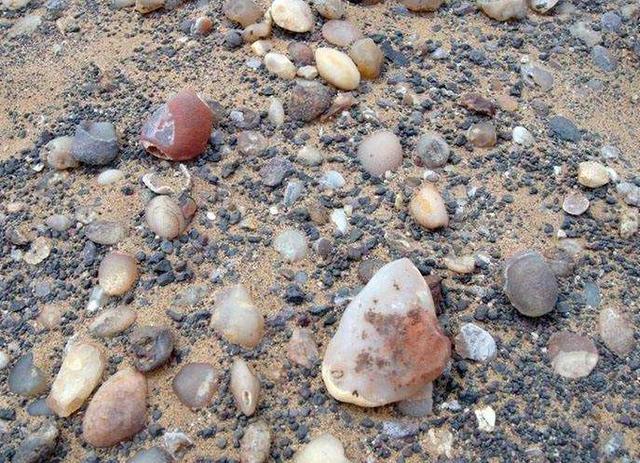 2亿年才形成的玛瑙湖，当地人却以为是普通石头，10年损失25亿