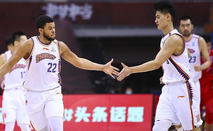 上海126-83送青岛五连败！鞠明欣24+12+3+5，麦卡勒姆20分