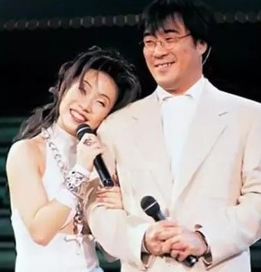 62岁歌手李宗盛三婚甜蜜，与小27岁爱妻逛古董店，十指紧扣心情佳