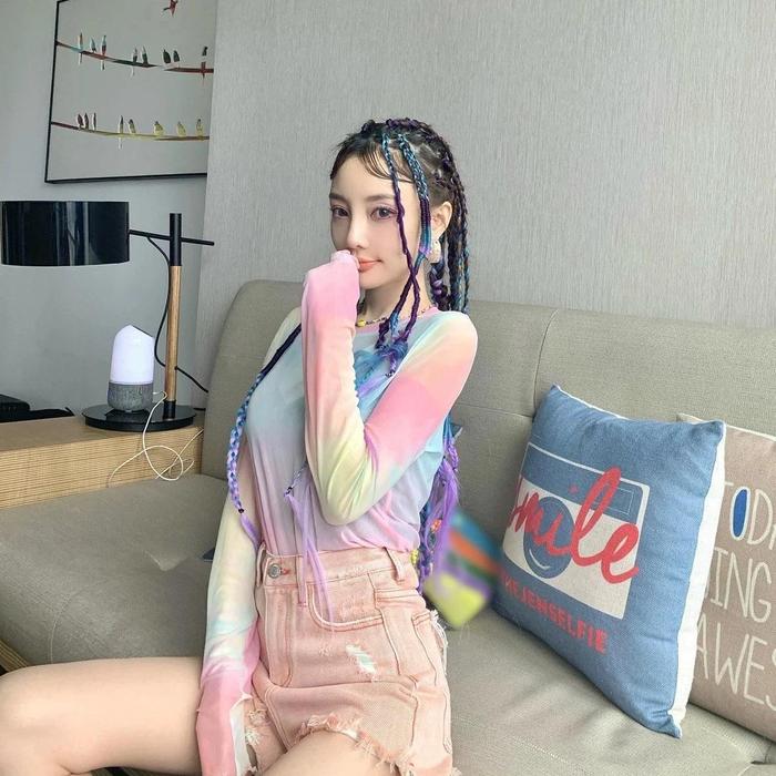 李小璐扎七彩脏辫拍写真，秀细腰完美锁骨火辣身材，嘻哈范儿十足