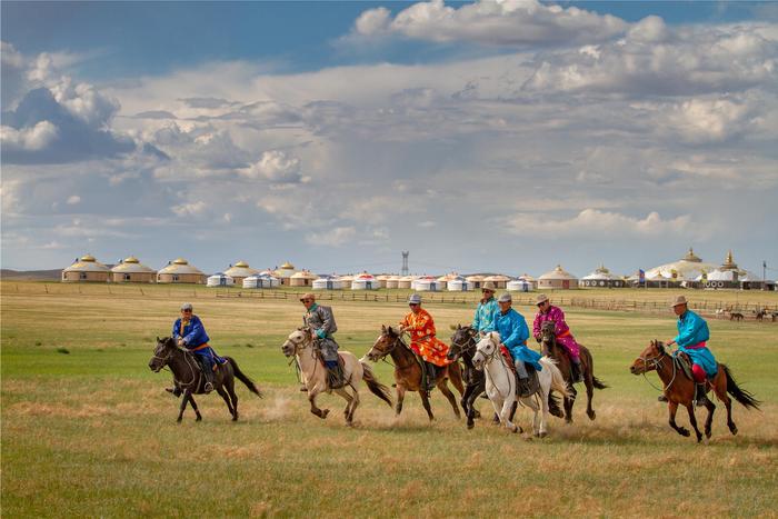 比海南岛全省面积还要大的草原，去蒙古汗城看那辉煌的草原宫殿