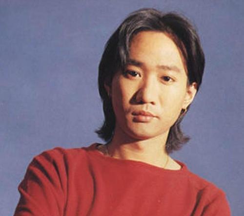 1993年，黄家驹去世，穿孝衣戴白花大闹灵堂的未婚妻，如今怎样了