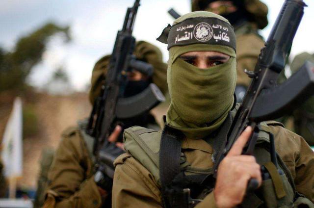 哈马斯亮出新武器，警告以色列吞并计划，20枚火箭弹呼啸砸向深海