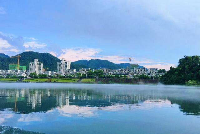 建德最早对外开放的景区，被誉为“地下艺术宫殿”，人少景还美