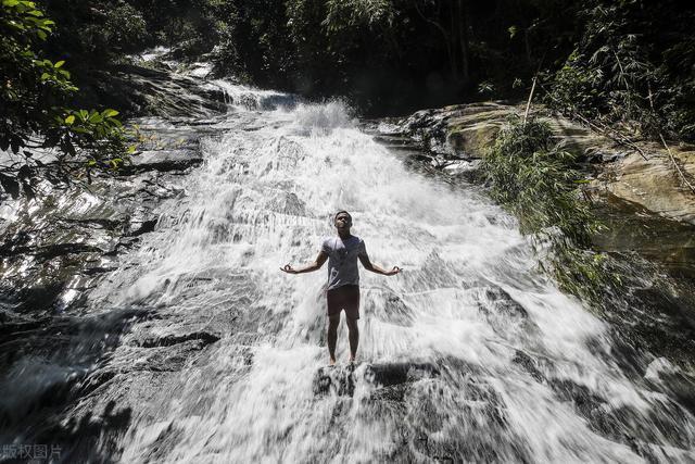 马来西亚瀑布清凉一“夏”，感受飞流直下三千尺的磅礴气势
