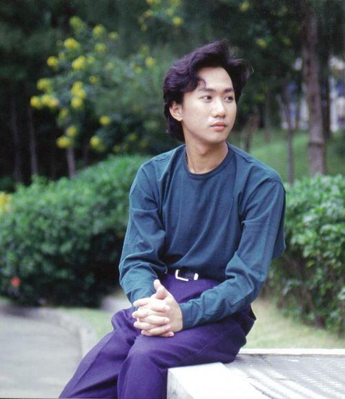 1993年，黄家驹去世，穿孝衣戴白花大闹灵堂的未婚妻，如今怎样了