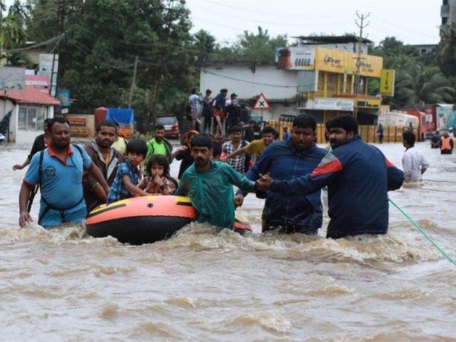 洪灾未退雷电又至，疫情危机下印度抗灾不见成效，一周上百人丧生