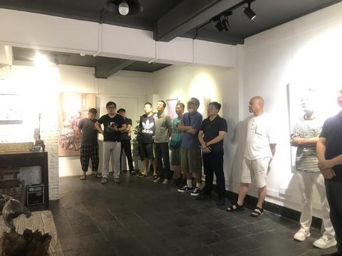 周子瑾个展——《偶然间，心似缱，在梅树边》在上海展出