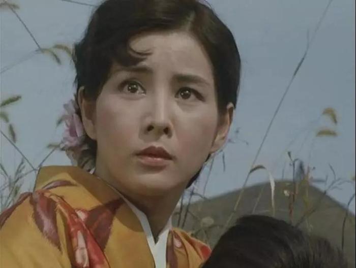 她是日本国宝级影后，被日本人民尊为女神，也被誉为“第一美人”