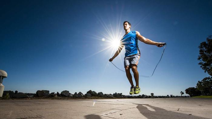 跑步和跳绳，为何健身达人更推崇跳绳？3点让你高效减脂