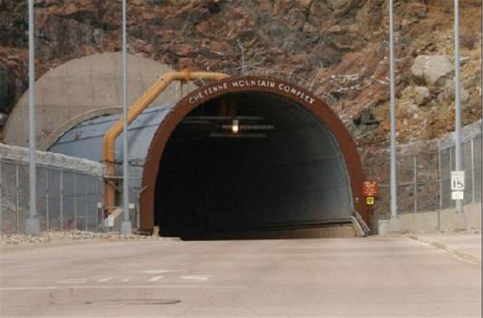 这扇25吨大门一关，连核弹头都能抵挡，800人可在内生活30天