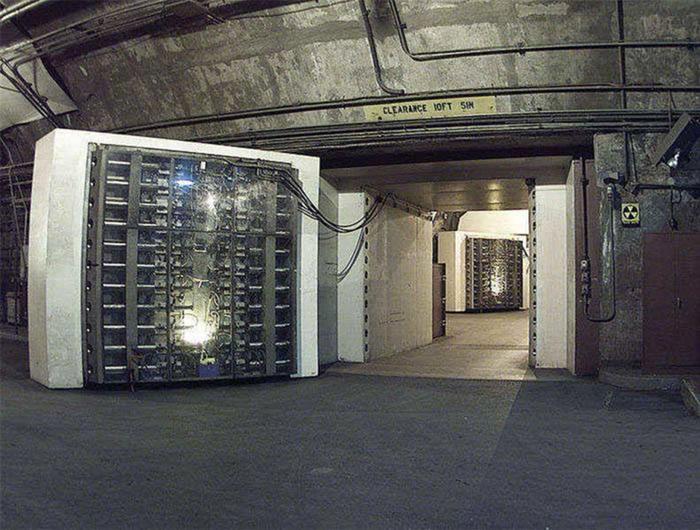 这扇25吨大门一关，连核弹头都能抵挡，800人可在内生活30天